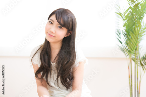 部屋でリラックスする女性 Free Download 部屋でリラックスする女性 - GFXLoad