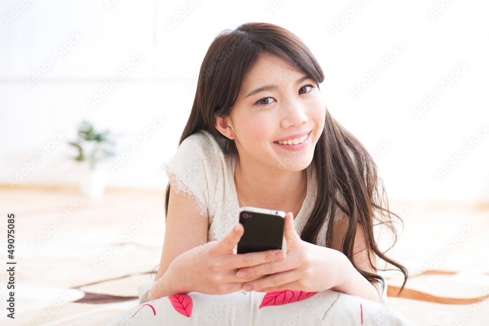 スマートフォンを見る女性 スマートフォンを見る女性