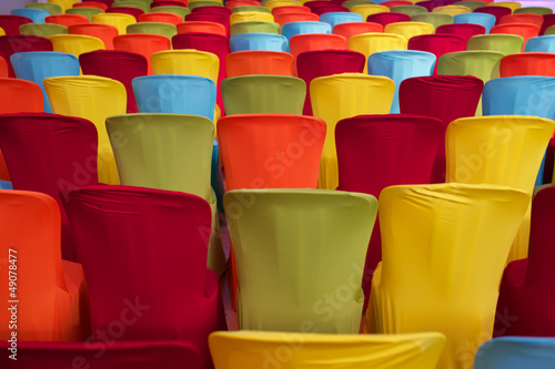 chaises colorées dans salle de congrès ou séminaire entreprise