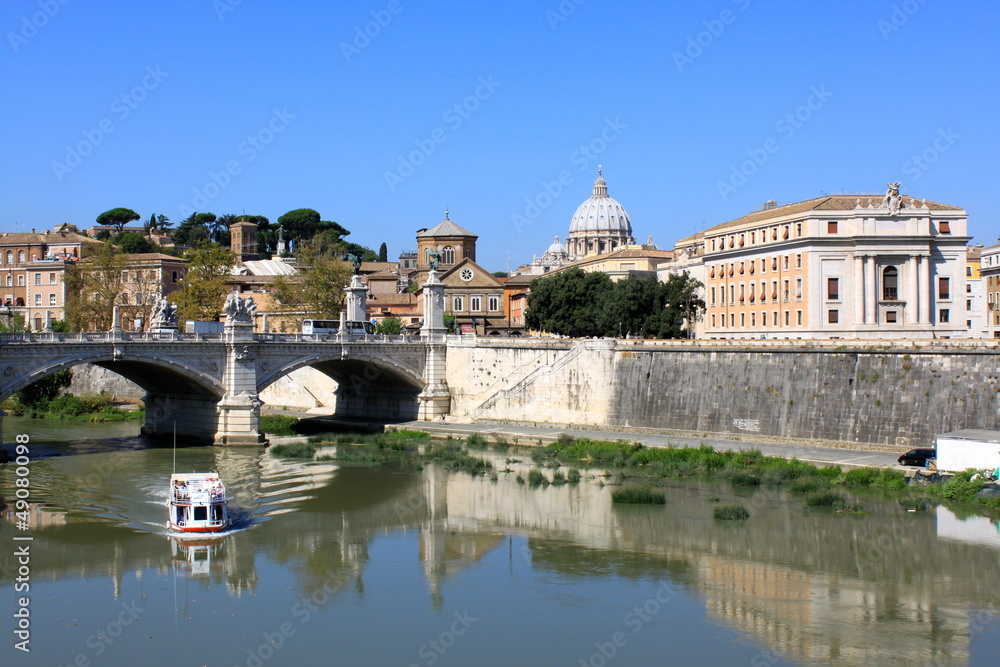 Le Tibre et la Basilique Saint Pierre de Rome - Italie