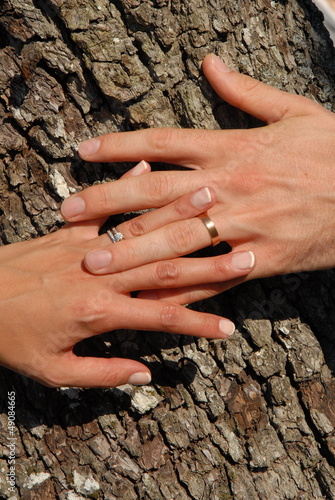 mains entrelacées alliances mariage