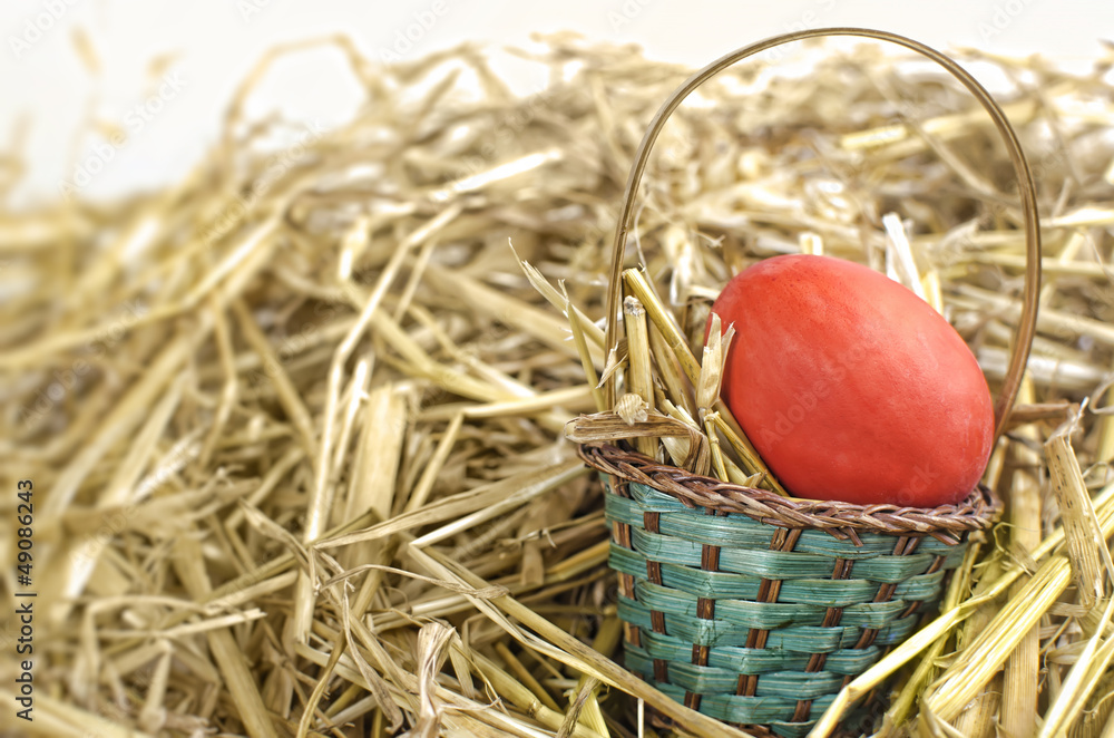 Obraz premium Easter basket with red egg