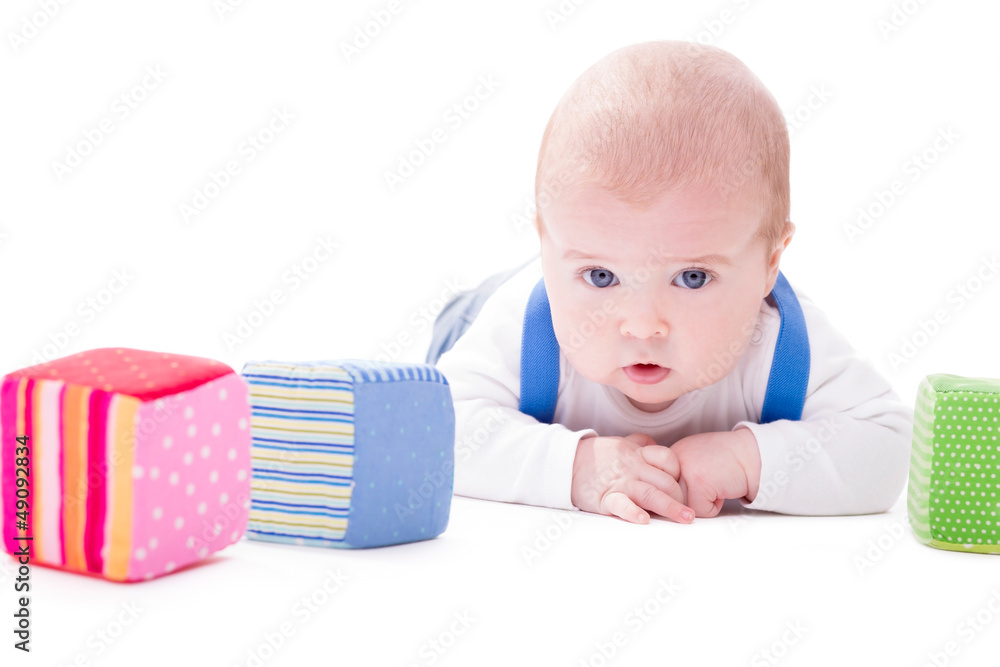 © StefanieBaum - Kleiner Bub in Bauchlage spielt mit Würfeln