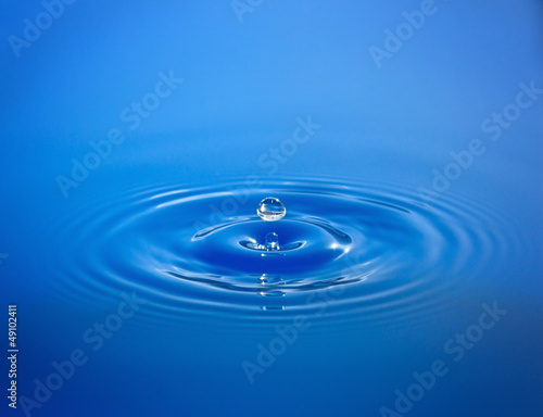 Goccia isolata in acqua blu