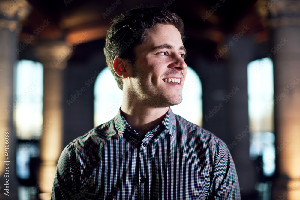 Homme caucasien souriant Homme caucasien souriant
