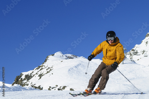 Alpin skifahren in den Bergen