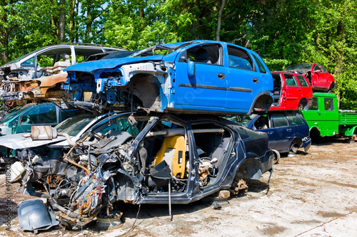 Schrottautos auf einem Schrottplatz photo