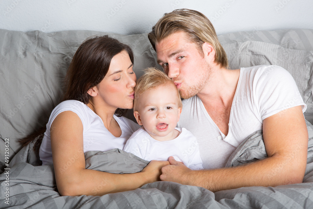 familie im bett familie im bett