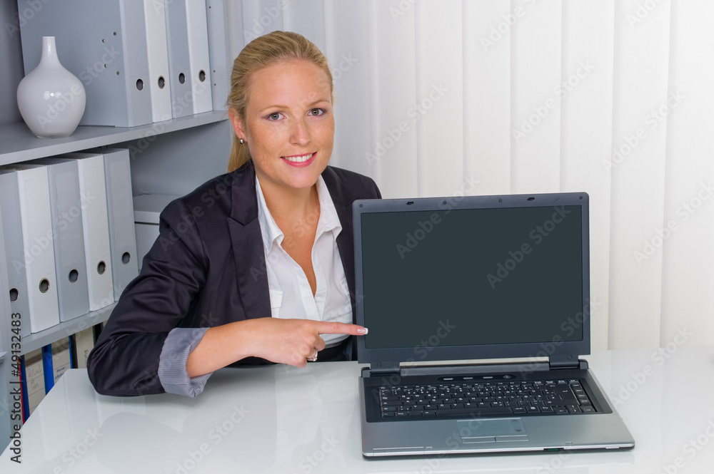 Frau im Büro mit Laptop Computer Frau im Büro mit Laptop Computer
