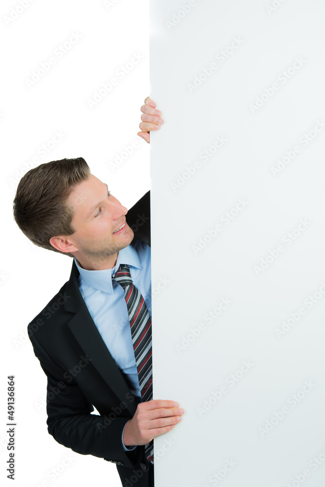 businessmann schaut auf schild businessmann schaut auf schild