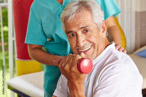 Senior macht Hanteltraining bei Physiotherapie photo