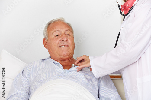 Senior wird mit Stethoskop abgeh  rt