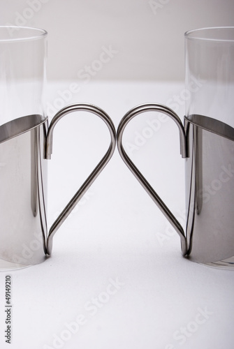 dwie szklanki stojące bokiem do siebie