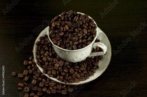 filiżanka z ziarnami kawy