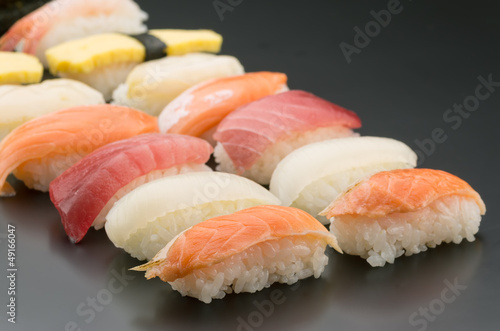 整列する寿司
