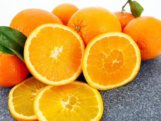 Keuken achterwand Plakjes fruit Verse handsinaasappels oranje stilleven  © fotoknips