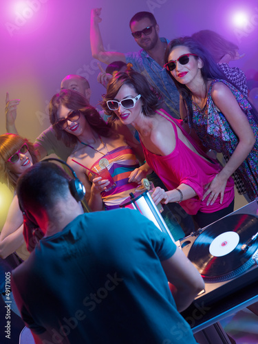 Fotografie young people dancing at party with dj