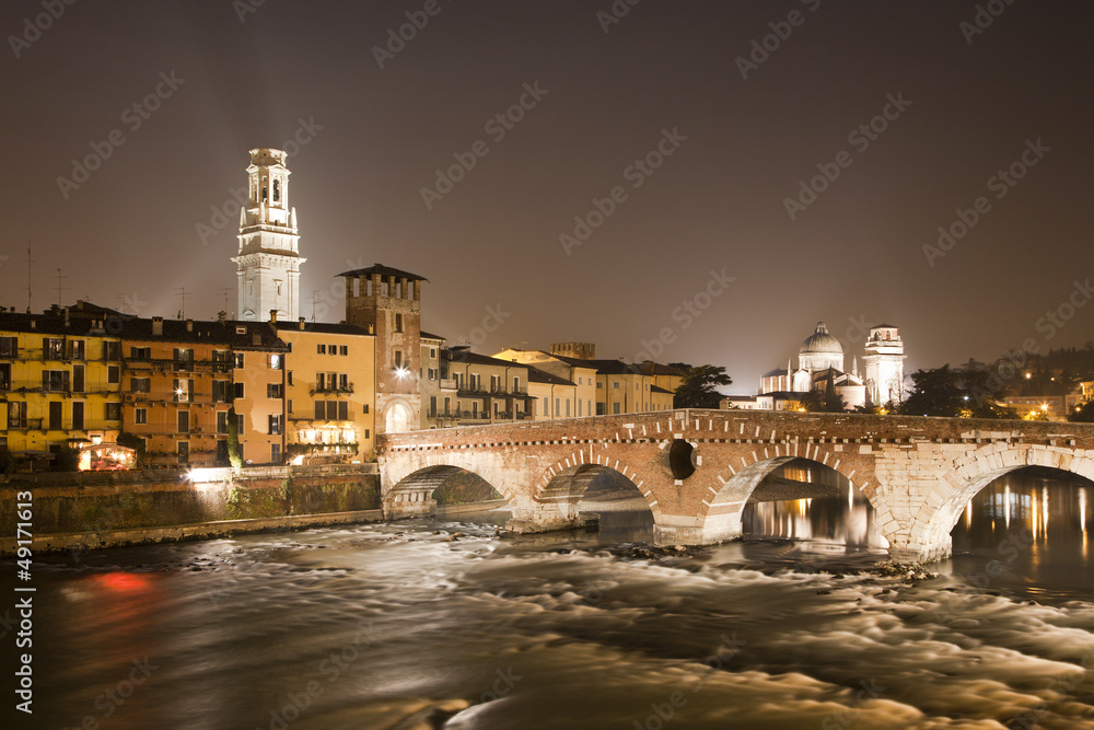 Verona -  Pietra bridge at night