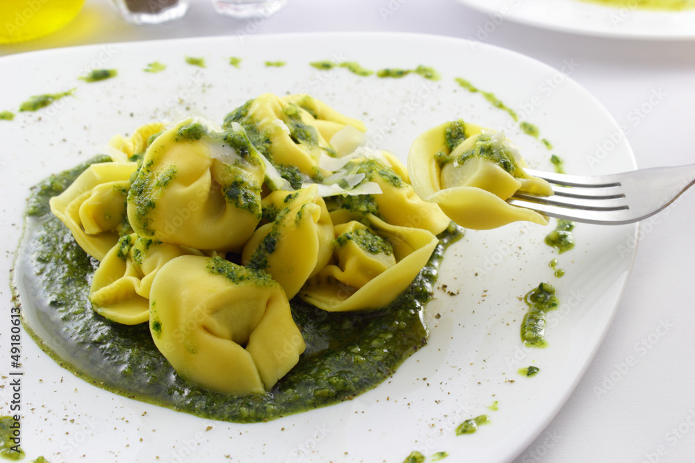 Tortellini with rucola pesto Tortellini mit RucolaPesto StockFoto