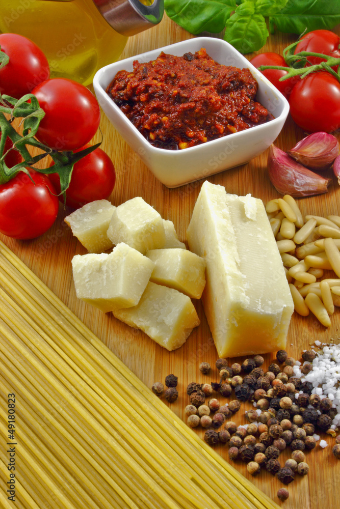 Pesto rosso and ingredients - Pesto Rosso und Zutaten Pesto rosso and ingredients - Pesto Rosso und Zutaten