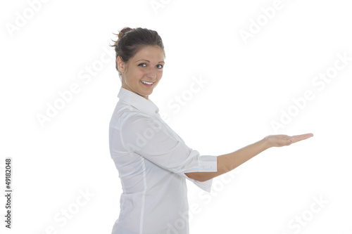 Frau präsentiert mit der Hand