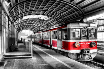 Papier peint photo Rouge, noir, blanc Train moderne en gare urbaine  © Radoslaw Maciejewski