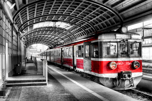 Fototapeta Czerwony pociąg na peronie czarno-biała