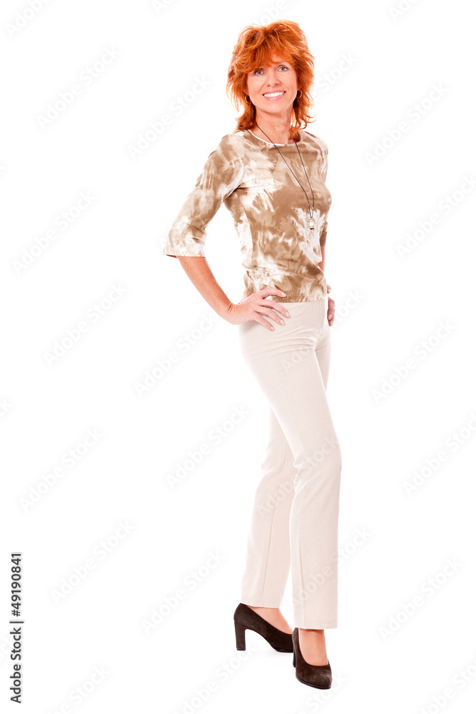 Junge frau mit dunklen haaren in freizeitkleidung isoliert