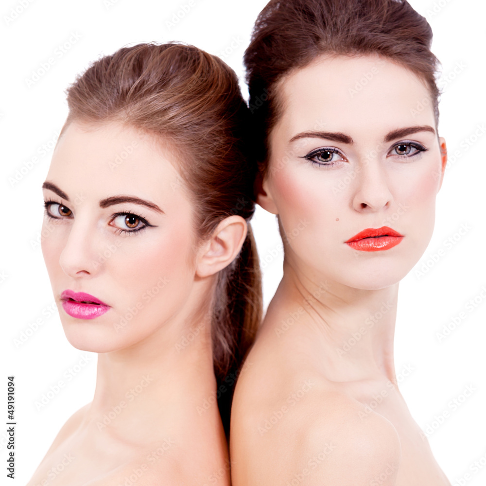 zwei attraktive junge frauen mit make up sinnlich isoliert zwei attraktive junge frauen mit make up sinnlich isoliert