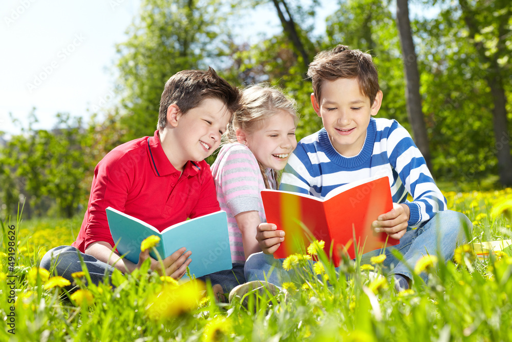 Fototapeta premium Resting and reading