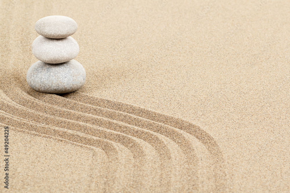 Naklejka premium Balansuj kamienie zen w piasku