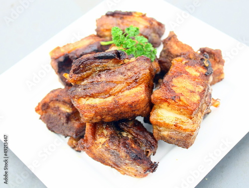 rillons de viande de porc aux épices