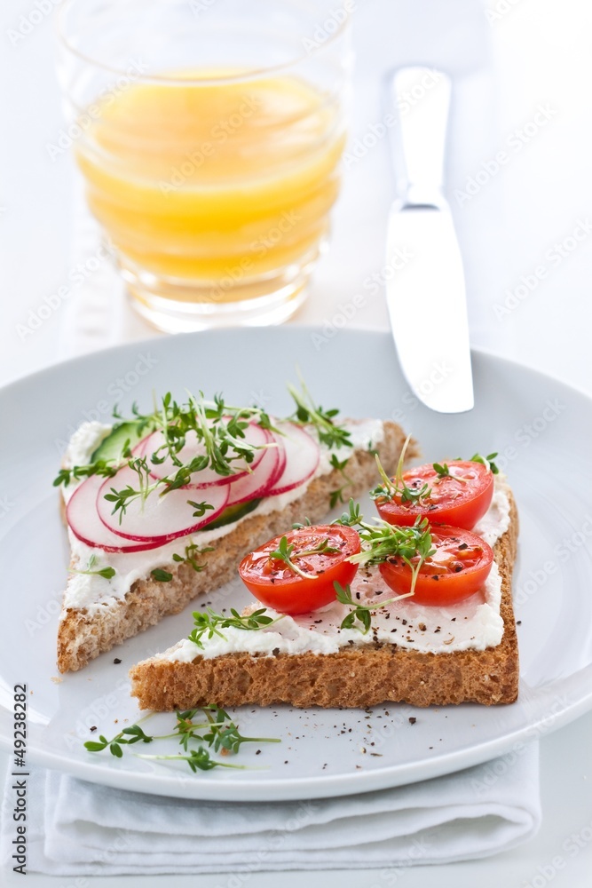 Toast mit Frischkäse mit Gemüse Toast mit Frischkäse mit Gemüse