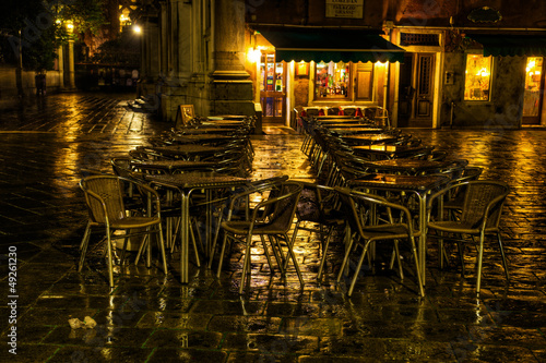 Straßencafe in Venedig bei Nacht