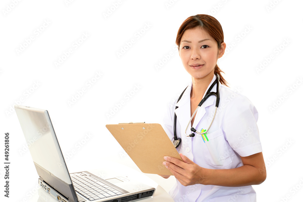 パソコンで仕事中の女医