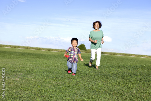 笑顔で走る子供と女性