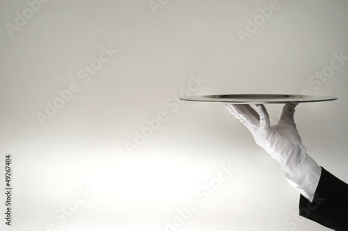 Butler hält ein Tablett