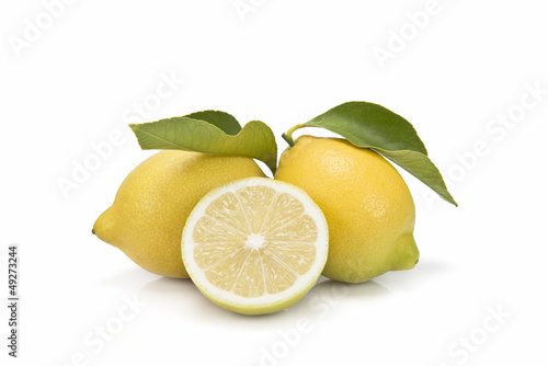 Limones frescos de primera calidad con hojas photo