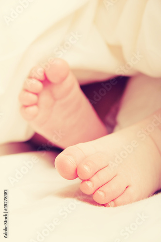 feet of newborn baby sleeping