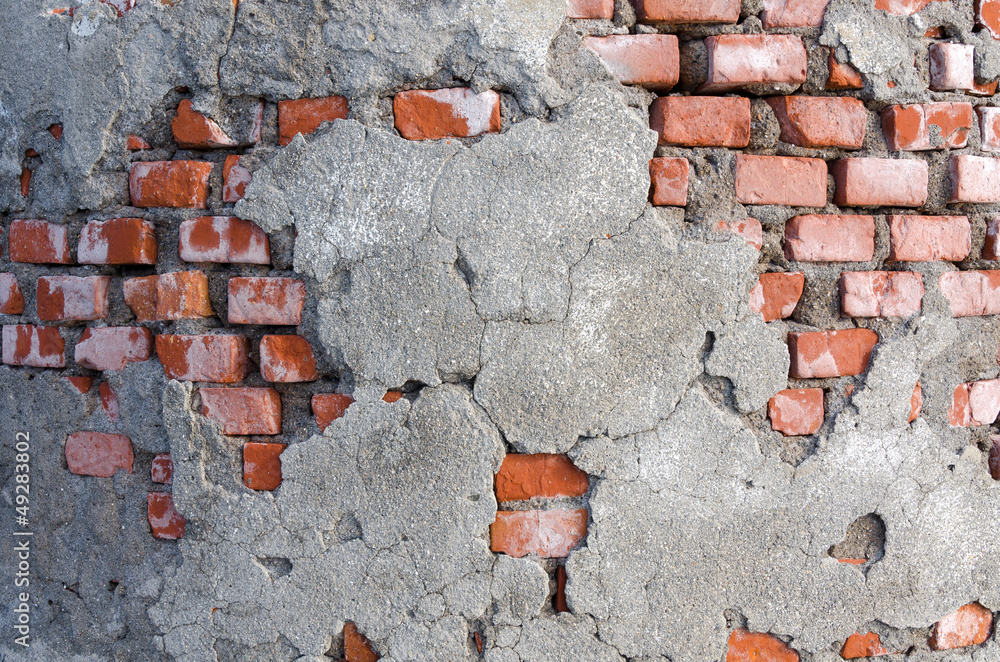 muro con intonaco scrostato e mattoni