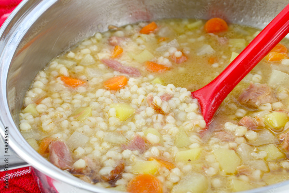 Graupensuppe kochen Stock-Foto | Adobe Stock Graupensuppe kochen Stock-Foto | Adobe Stock