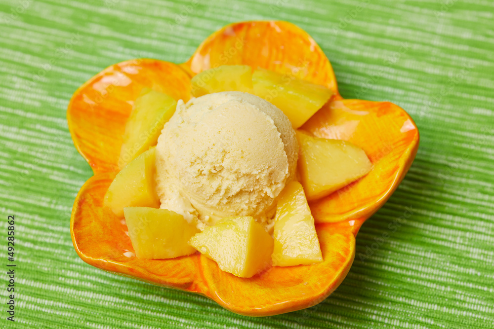 Mangoeis mit Mangostückchen Stock Photo | Adobe Stock