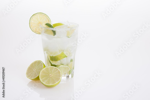 Bevanda fresca con ghiaccio e lime © amastrotto