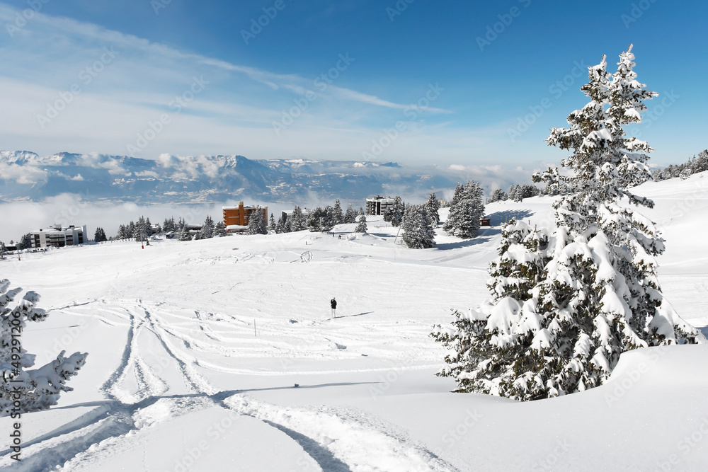 Trace de ski dans la neige Trace de ski dans la neige