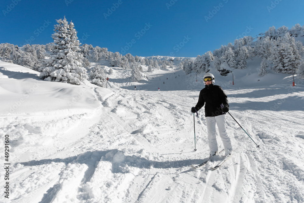 Skieuse sur les piste de ski