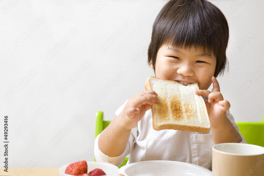 朝食を食べる子供