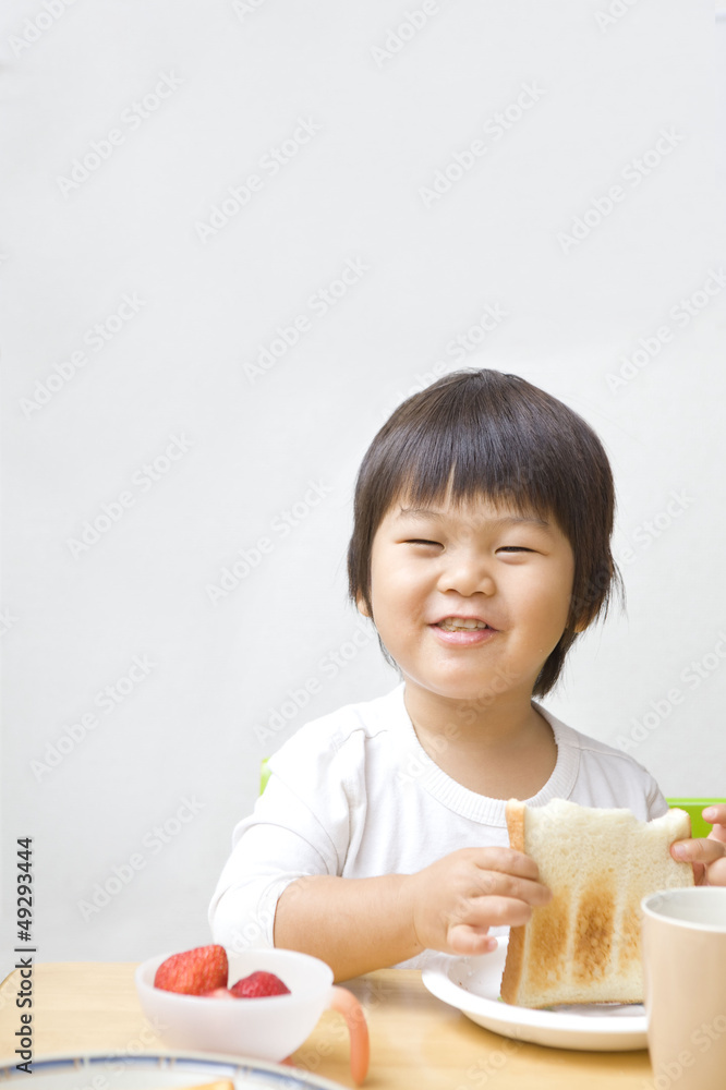 朝食を食べる子供