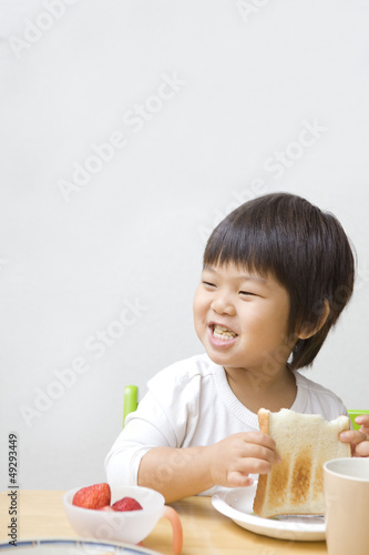 朝食を食べる子供