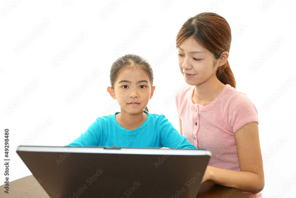 パソコンを楽しむ親子