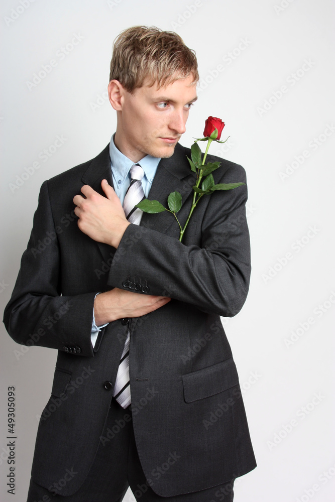 Junger Mann im Anzug mit roter Rose Junger Mann im Anzug mit roter Rose